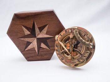 Mosazný sextant sundial v dřevěném boxu