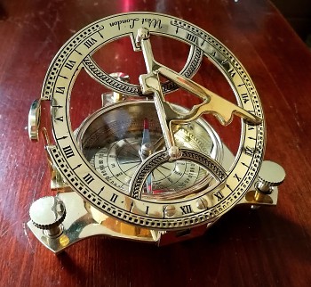 Mosazný kompas se slunečními hodinami West London