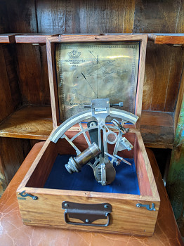Mosazný sextant v krabičce XXL Kelvin and Hughes London 1917