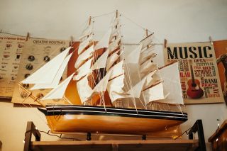 Precizní model slavné plachetnice Cutty Sark přinese kousek námořní historie do vašeho domova. 🌊⛵