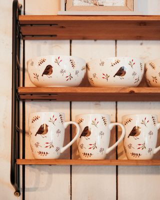 Keramický hrníček z kolekce SPARROW s jemnými detaily ptáčka a větviček keřů dodá vašemu stolování přírodní eleganci....